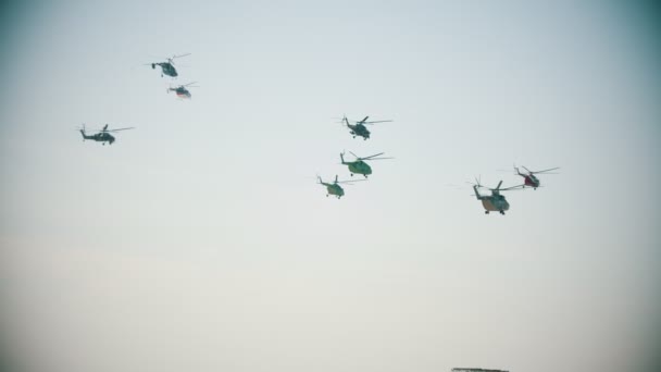 Kilka helikopterów latających na szarym niebie — Wideo stockowe