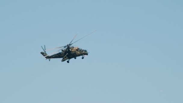 Un helicóptero verde militar para colorear camuflaje volando en el cielo — Vídeo de stock