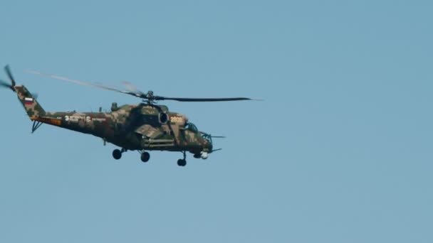 29 augustus 2019 Moskou, Rusland: een Legergroene camouflage kleuren helikopter vliegen in de lucht — Stockvideo