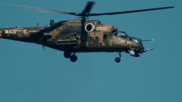 29 августа 2019 г. МОСКВА, РОССИЯ: Армейский зеленый камуфляжный вертолет, летящий в голубом небе — стоковое видео
