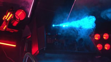 Parlak lazer ışıklarında büyük bir teknolojik askeri makine