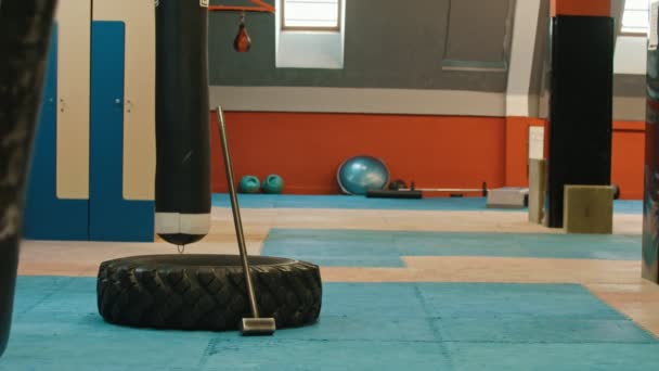 Un intérieur de la salle de gym - pneu et marteau sur le sol — Video