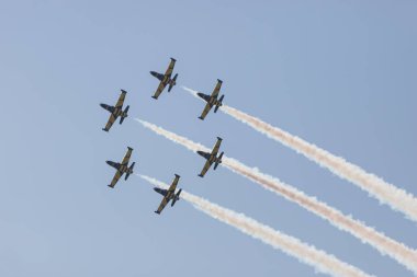 Dairesel şekilgökyüzünde uçan reaktif askeri uçaklar