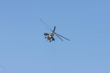 Yeşil bir askeri helikopter kameraya doğru uçan - açık mavi gökyüzü