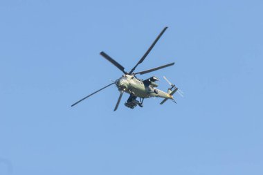 Yeşil bir askeri helikopter kadar uçan - açık mavi gökyüzü