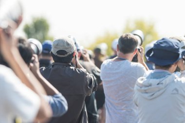 Fotoğrafçılar gökyüzünde bir şey bir çekim