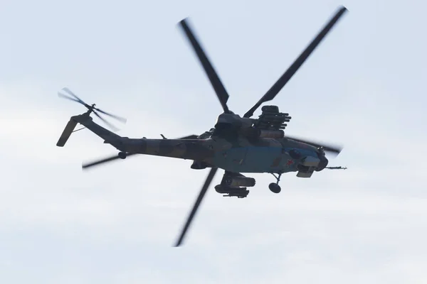 Ein Militärhubschrauber mit roten Sternen auf der unteren Bildfläche, der am Himmel fliegt — Stockfoto