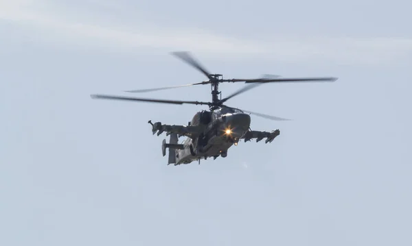 하늘을 날아다니는 군용 전투 헬리콥터 — 스톡 사진