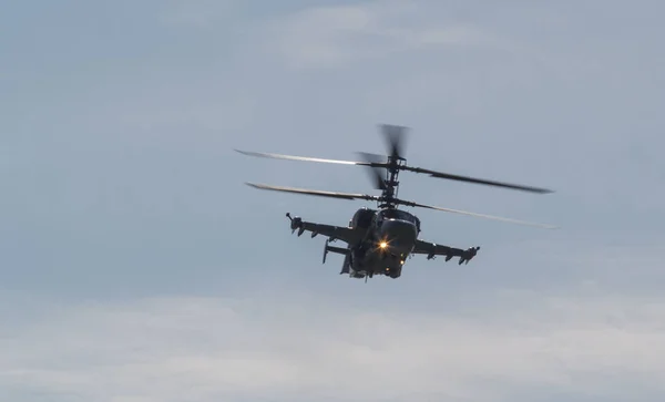 Военный боевой вертолет с двумя клинками, летящими в небе с включенным светом — стоковое фото