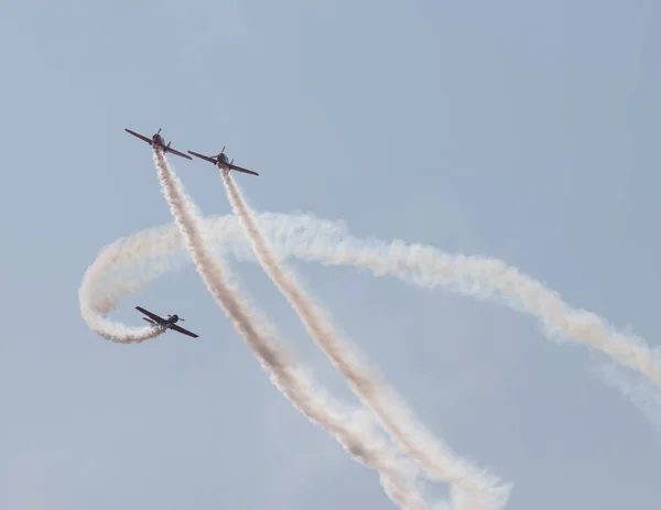 Driekleur rijke jets vliegen in de lucht en het uitvoeren van een show van de rook merken-twee jets vliegen en de derde een vliegen rond hen — Stockfoto