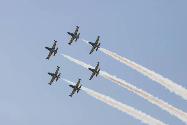 Reactieve militaire vliegtuigen vliegen in de lucht in de cirkel vorm — Stockfoto