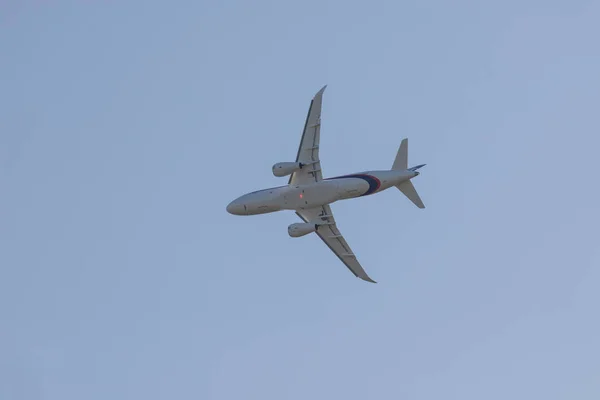 Big passenger white plane flying in the blue sky - bottom view — Stock Photo, Image