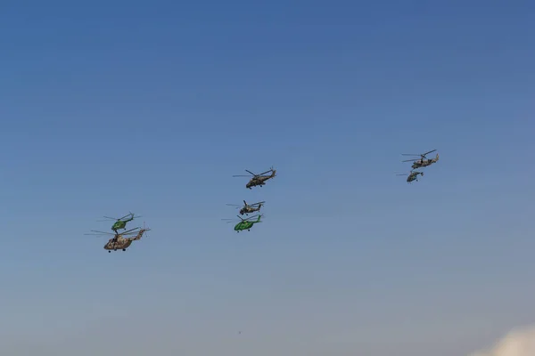 Vários helicópteros militares voando no céu de verão — Fotografia de Stock