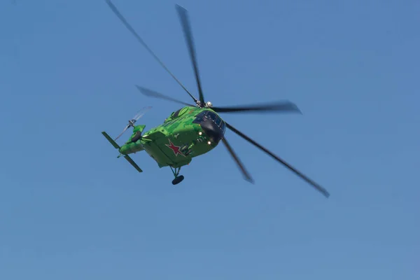 Ένα στρατιωτικό φωτεινό πράσινο ελικόπτερο που πετάει στον ουρανό — Φωτογραφία Αρχείου