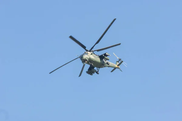 Un helicóptero militar verde volando hacia arriba - cielo azul claro —  Fotos de Stock