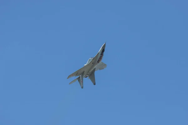 Een grijze militaire gevechts straal vliegen in de lucht ondersteboven — Stockfoto