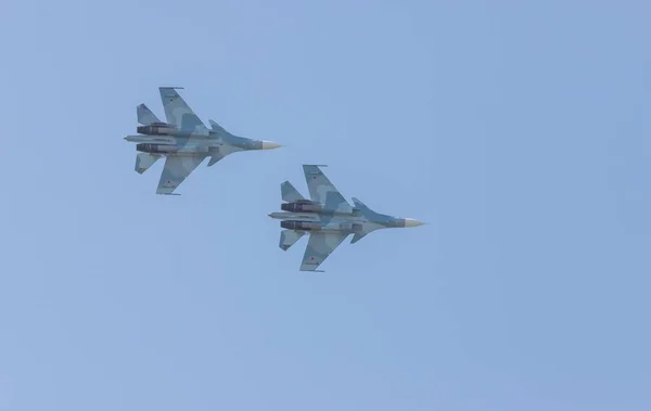 Twee militaire straaljagers vliegen in de Clean Blue Sky-Side View — Stockfoto
