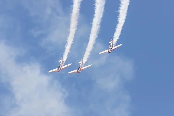 Drie militaire jets vliegen naar beneden in de lucht en het uitvoeren van een show verlaten rook merken — Stockfoto