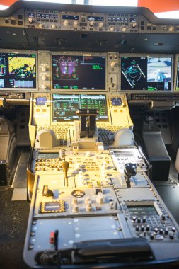 29 Ağustos 2019 Moskova, Rusya: Uçak pilot kabininde gösterge panelinin içeriden görünümü - birçok farklı düğme