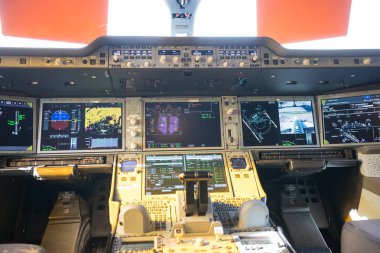 29 Ağustos 2019 Moskova, Rusya: Uçak pilot kabininde gösterge panelinin içeriden görünümü - izlemek için birçok farklı düğme ve monitör