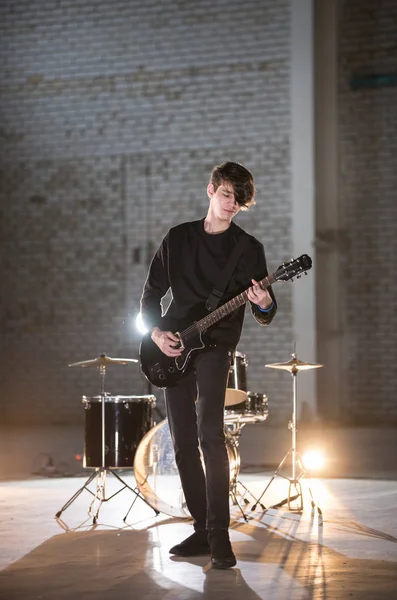 Ein Musiker spielt Bassgitarre in dem riesigen Gebiet — Stockfoto