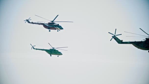 Varios helicópteros volando en el cielo en una dirección — Vídeo de stock