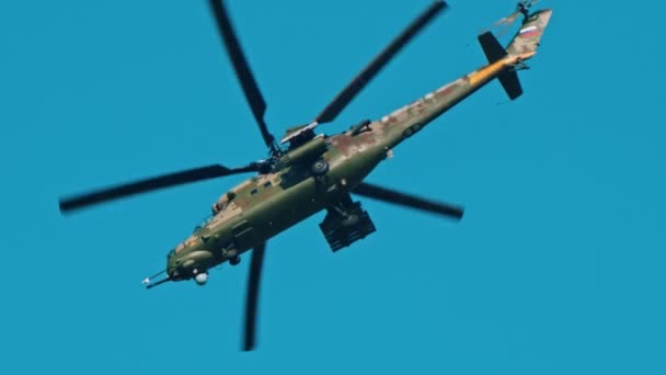 En armé grön kamouflage färg helikopter flyger i den blå himlen-botten Visa — Stockvideo