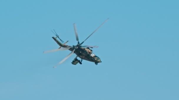 Een Legergroene camouflage kleuren helikopter vliegen in de lucht-het tonen van een optreden — Stockvideo