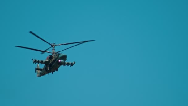 Un elicottero verde militare mimetico da colorare che vola nel cielo - aumentando la velocità di volo — Video Stock