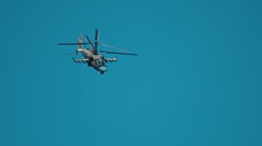 Bir savaş yeşil kamuflaj boyama helikopteri aşağı uçan