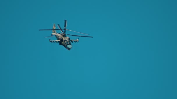 Сражающийся зеленый камуфляжный цветной вертолет, летящий вниз — стоковое видео