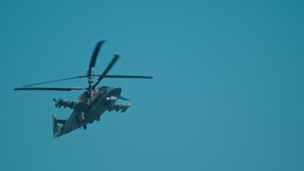 Армейский зеленый камуфляжный вертолет с красной звездой на дне, летящий в небе - набирающий скорость во время полета — стоковое видео