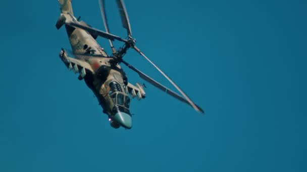 Um helicóptero de coloração de camuflagem verde de combate voando - vista lateral — Vídeo de Stock