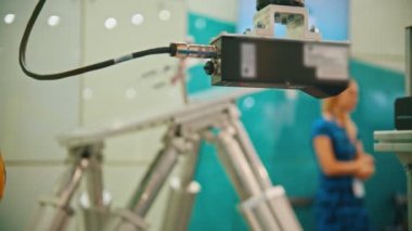 Bir lazer cihazı bir şey araştırıyor - uzay araştırma laboratuvarı