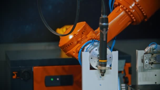 Industriekonzept - eine Drehmaschine, die mit einem eisernen Werkstoff arbeitet — Stockvideo