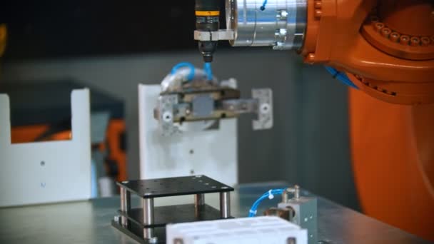 Concetto industriale - una macchina che mette insieme un dettaglio elettronico — Video Stock