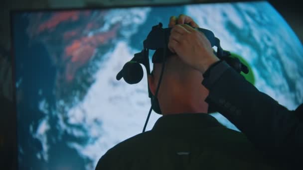 Technology Exhibition - un hombre se pone unas gafas VR — Vídeos de Stock