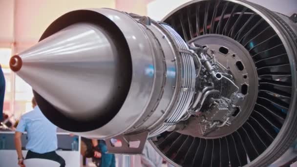 Eine große Flugzeugturbine im Büro des Flugzeugbaubetriebs — Stockvideo