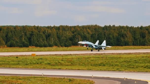 2019年8月29日 俄罗斯莫斯科：一架反应式战斗机在跑道上降落，骑在后底盘上 — 图库视频影像