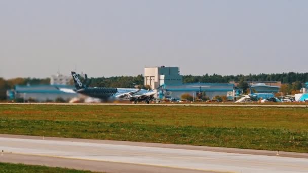 30 AGOSTO 2019 MOSCÚ, RUSIA: Un avión de combate reactivo despegando de la pista — Vídeo de stock