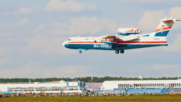 30 августа 2019 года Москва, Россия: Большой пассажирский самолет, летящий рядом с взлетно-посадочной полосой - Beriev Be-200 Altair — стоковое видео