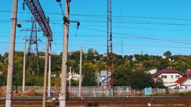 30 AGOSTO 2019 MOSCÚ, RUSIA: Un paisaje de un pueblo - disparando desde el tren - acercándose a la estación de tren — Vídeo de stock