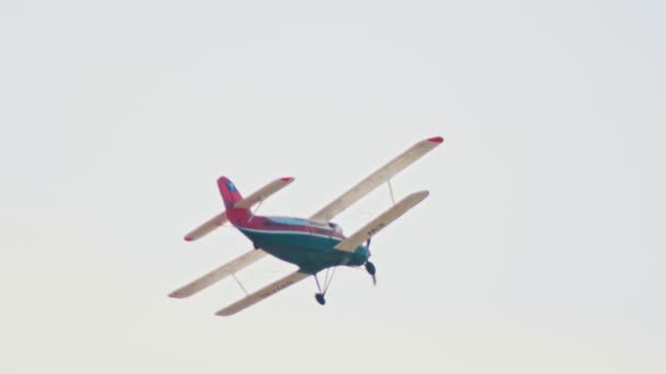 30. August 2019 moskau, russland: ein flugzeug mit vorderpropeller fliegt in den grauen himmel - ew - 537cd — Stockvideo