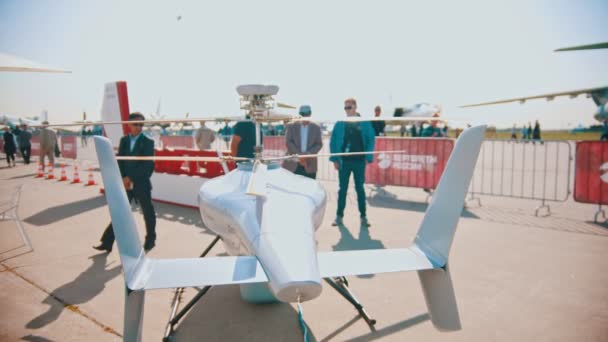 30 Agosto 2019 MOSCOW, RÚSSIA: Uma exposição de avião ao ar livre - drone voador militar — Vídeo de Stock