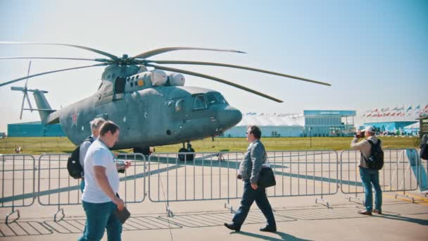 30 серпня 2019 Москва, Росія: експозиція на відкритому повітрі літака-люди, що йдуть на вертольоті — стокове відео