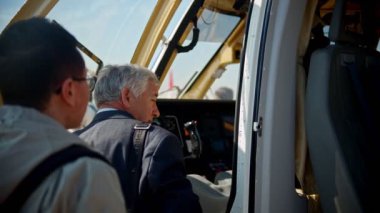 30 Ağustos 2019 Moskova, Rusya: Açık hava uçak sergisi - pilot kabinin içine bakan yaşlı bir adam