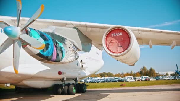 30 AGOSTO 2019 MOSCÚ, RUSIA: Una exposición de aviones al aire libre - Fuerzas Aeroespaciales Rusas - Un gran avión con el Instituto de Investigación de Vuelo lleva el nombre de M.M. Logotipo Gromov — Vídeos de Stock