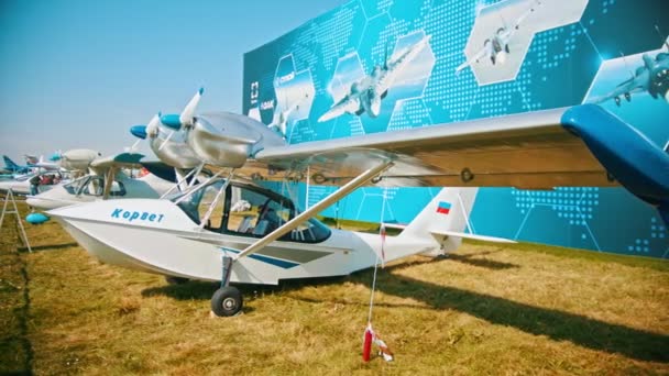 30. August 2019 moskau, russland: ein flugzeug im modell che-22 corvette — Stockvideo