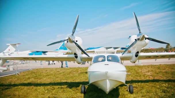 30 AGOSTO 2019 MOSCA, RUSSIA: Una mostra di aerei all'aperto - un idrovolante — Video Stock
