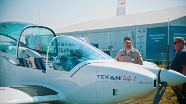 30 AGOSTO 2019 MOSCÚ, RUSIA: Una exposición de aviones al aire libre - un hidroavión TEXANClub-1 — Vídeos de Stock